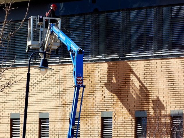 commercial window cleaning cherry picker leeds